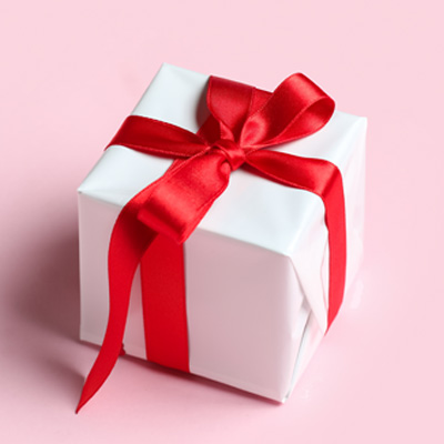 Geschenkbox, weiße Box, rotes Band, Schleife, Präsent