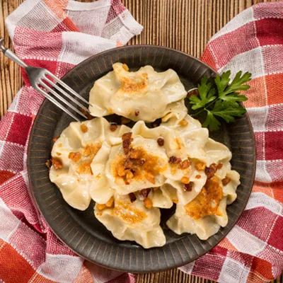 knödel, pierogi, teiglinge, plattenware, kräuter garnitur