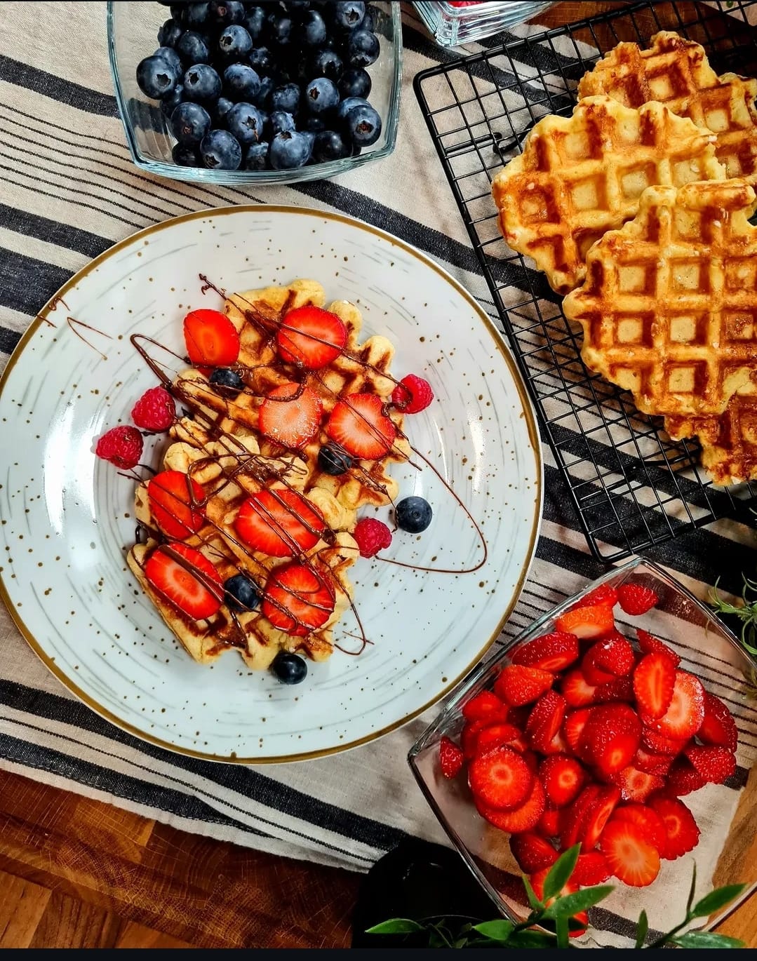 Waffeln, Beeren, Schoko-Sauce, Obst, Tafelplattel