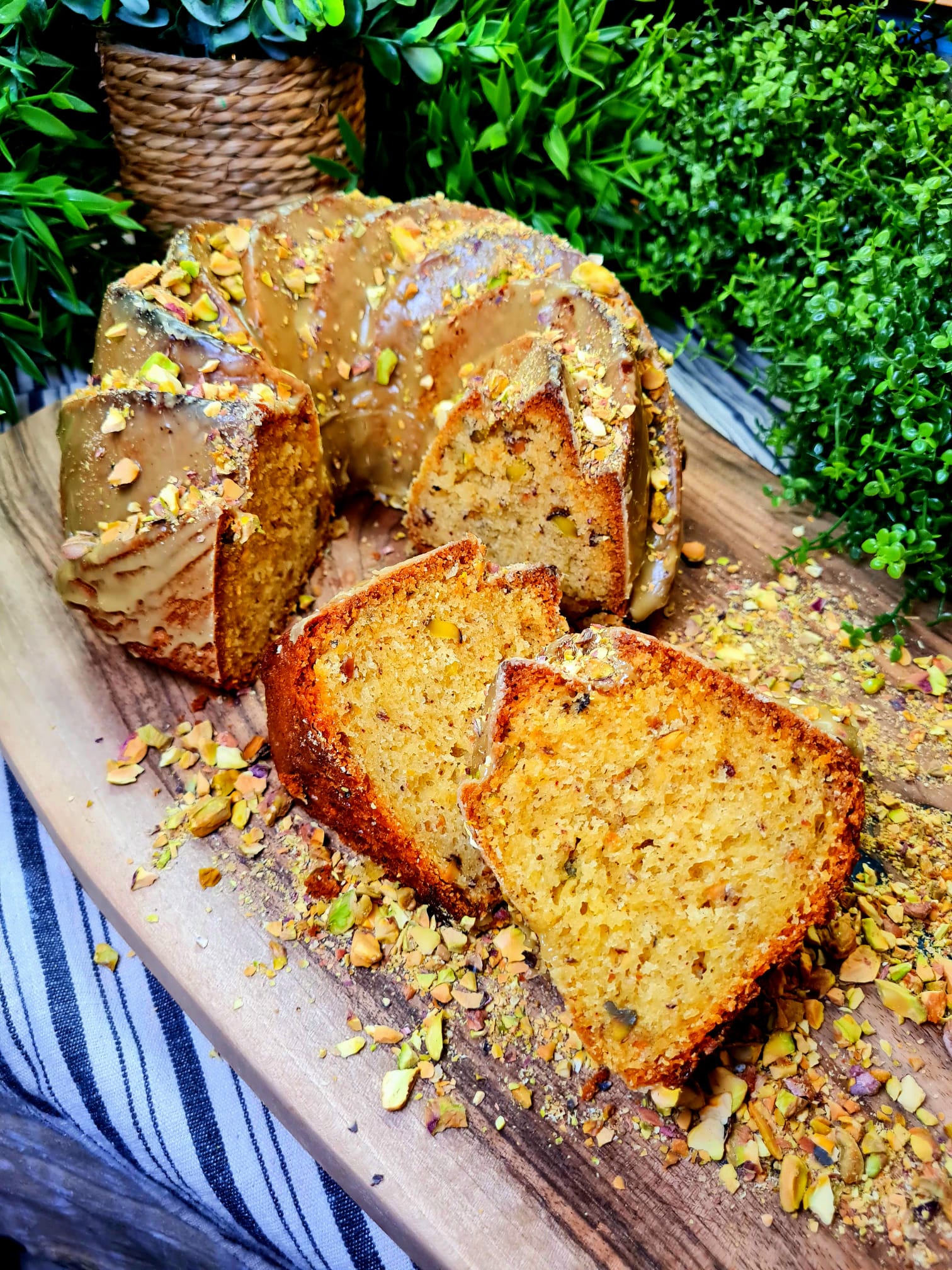 Kuchen, Bananenbrot, Nussstücke, Kuchenmantel?, Kernausschnitte