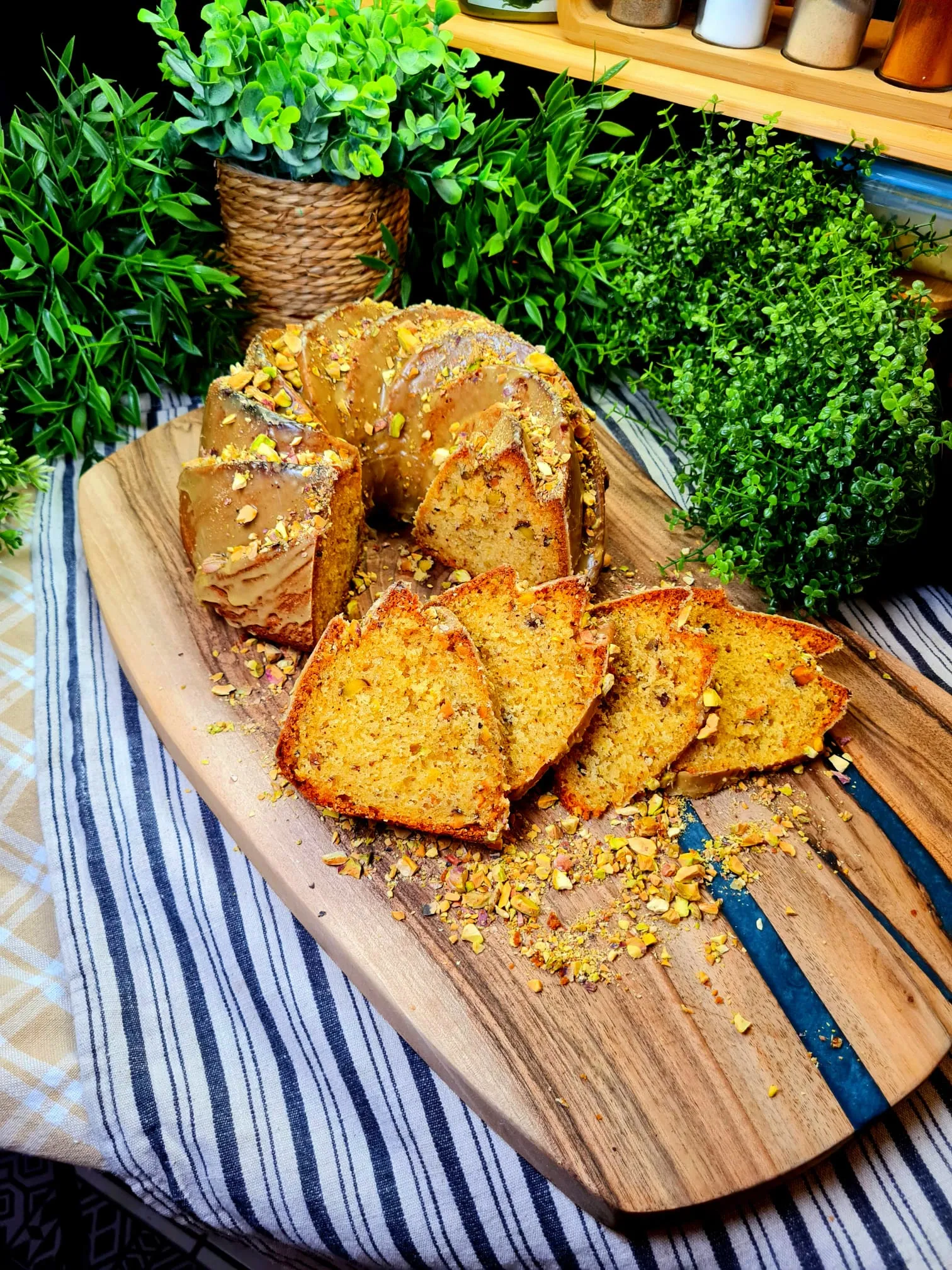 Kuchen, Brot, Körnige Krume, Mandeln, Käse?