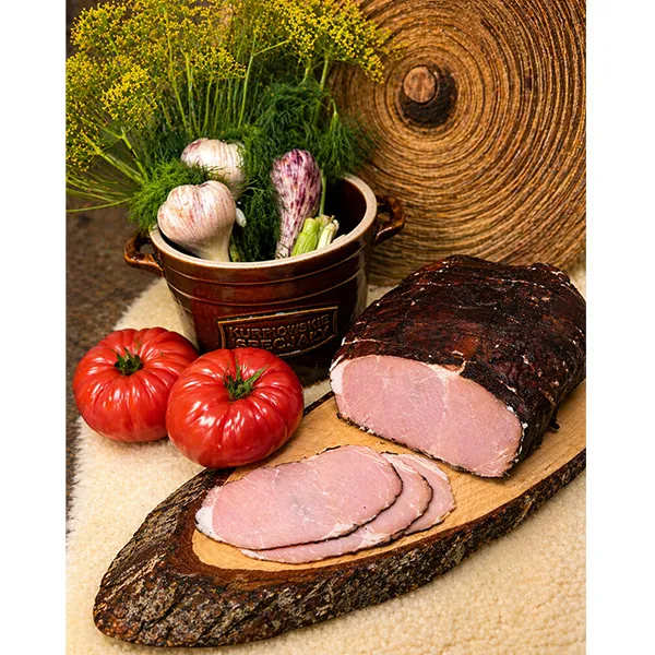 Schinken, Rinderbraten, Kräuter, Tomaten, Holzbrett